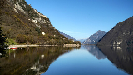 Panorama autunnale del lago d'Idro o Eridio è un lago di origine glaciale situato in provincia di...