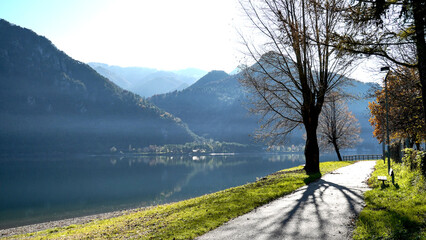 Panorama autunnale del lago d'Idro o Eridio è un lago di origine glaciale situato in provincia di...