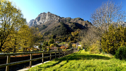 Panorama autunnale del lago d'Idro o Eridio è un lago di origine glaciale situato in provincia di...