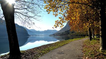 Panorama autunnale del lago d'Idro o Eridio è un lago di origine glaciale situato in provincia di...