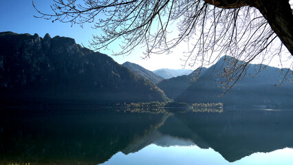 Panorama autunnale del lago d'Idro o Eridio è un lago di origine glaciale situato in provincia di...