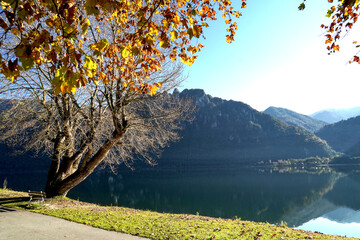 Panorama autunnale del lago d'Idro o Eridio è un lago di origine glaciale situato in provincia di...