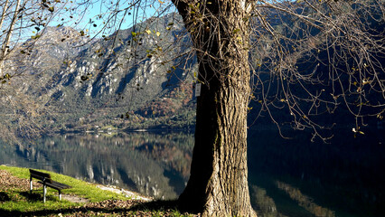 Panorama autunnale del lago d'Idro o Eridio è un lago di origine glaciale situato in provincia di...