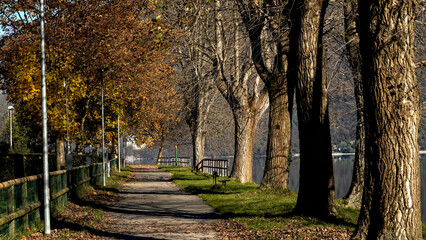 Panorama autunnale del lago d'Idro o Eridio &egrave; un lago di origine glaciale situato in provincia di Brescia in Lombardia al confine con il Trentino. Lombardia, Italia