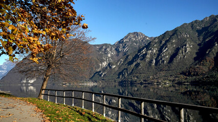 Panorama autunnale del lago d'Idro o Eridio è un lago di origine glaciale situato in provincia di Brescia in Lombardia al confine con il Trentino. Lombardia, Italia