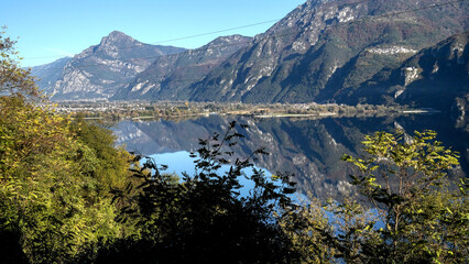 Panorama autunnale del lago d'Idro o Eridio è un lago di origine glaciale situato in provincia di...