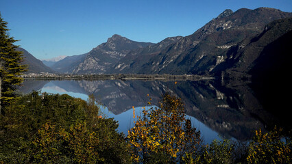 Panorama autunnale del lago d'Idro o Eridio è un lago di origine glaciale situato in provincia di...