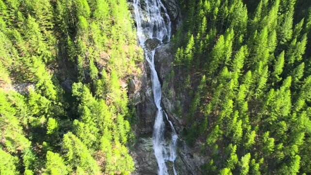 Veduta aerea di una cascata nelle alpi settentrionali Italiane