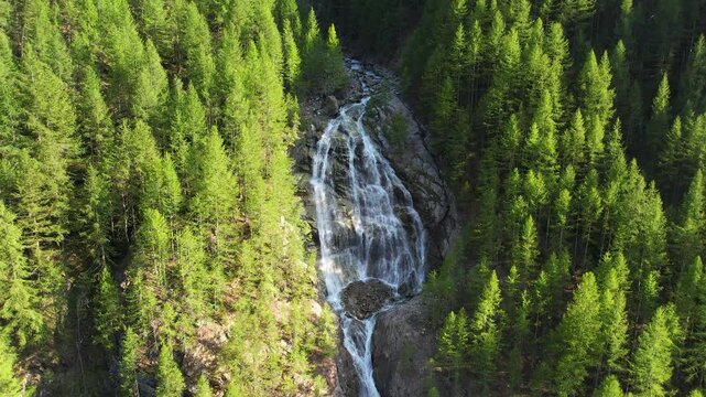 Veduta aerea di una cascata nelle alpi settentrionali Italiane