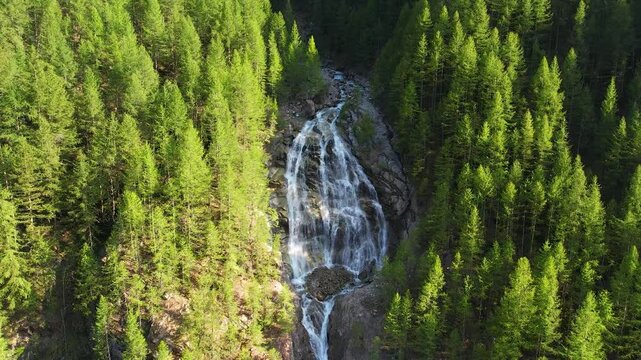 Veduta aerea di una cascata nelle alpi settentrionali Italiane