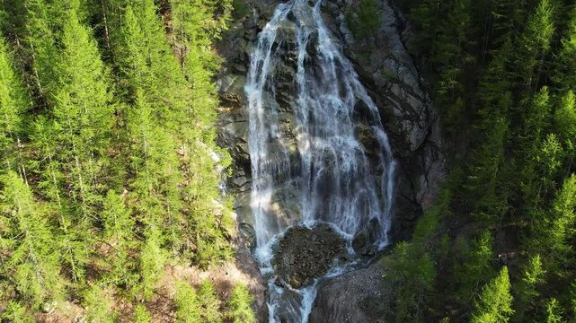 Veduta aerea di una cascata nelle alpi settentrionali Italiane