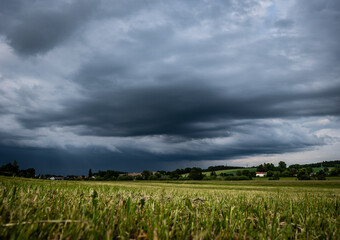 Ein aufziehendes Gewitter mit Regenfront