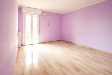 Camera con pareti viola