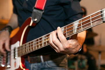 Fototapeta premium guitarra, música, músico, instrumento, mano, guitarrista, musical, acustica, electricas, ruido, cuerda, concierto, dedo