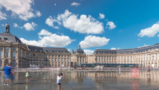 Place de la Bourse and Miroir d'eau timelapse hyperlapse in Bordeaux, France, reflecting historic architecture