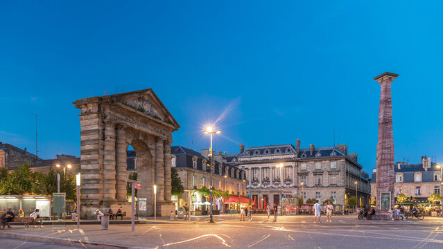 Fototapeta Porte d'Aquitaine arch and obelisk at Place de la Victoire day to night timelapse hyperlapse in Bordeaux, France.