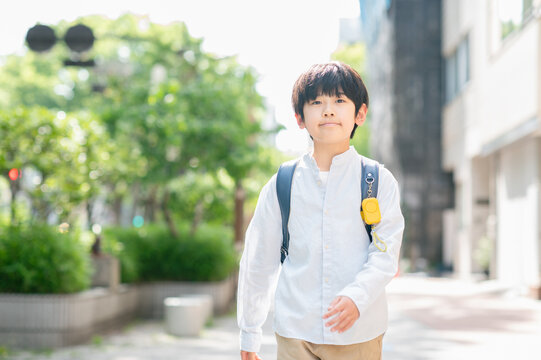 登校する小学生