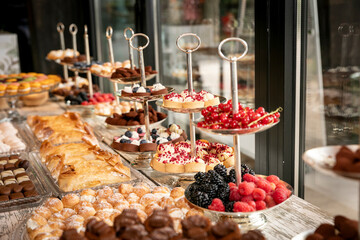 alimento, alacena, delicioso, salubre, restaurante, comida, bombones, postre, mesa, apetitoso, fresco, dulce, rico, exquisito, tentador, harinas, crema, chocolate, mesa de tortas, cosas dulces