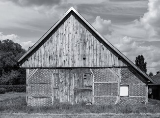 Obraz premium well-preserved beautiful old agricultural barn