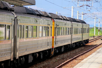 Obraz premium Taiwan May 21, 2024: A scenic view of a train at Fuli Station in Hualien, Taiwan, with clear sky and mountain background. Ideal for travel, transport, and rural tourism themes. Fuli Station