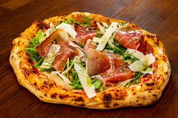 Pizza Parma mit Schinken und Rucola 
