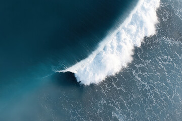 Obraz premium aerial view of ocean water surface with splashing droplets dynamic movement of water