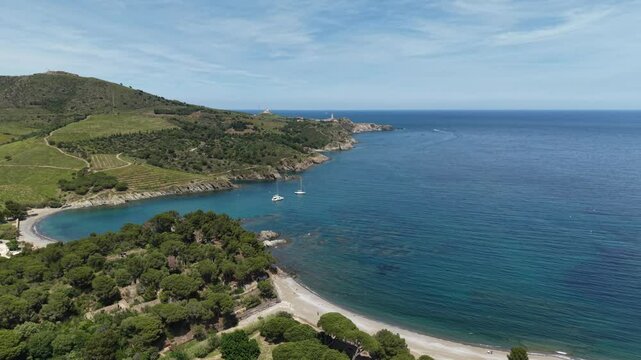 Vue a&eacute;rienne de la plage de Paulilles et la plage Bernardi entre Port Vendres et Banyuls.