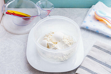 パン作り　粉と料理道具