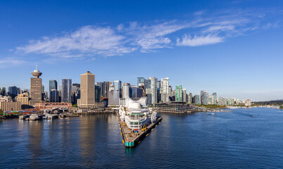 Obraz premium Scenic Downtown Vancouver View with Waterfront and Modern Skyscrapers Under Blue Skies