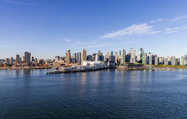 Obraz premium Panoramic View of Downtown Vancouver by Waterfront With Clear Blue Skies