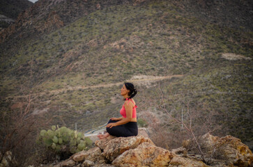 Naklejka premium woman doing yoga in the afternoon