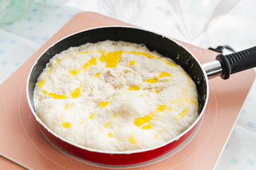 生地にオリーブオイルを加える