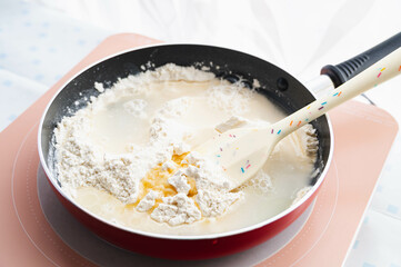 フォカッチャの材料に水とオリーブオイルを加える