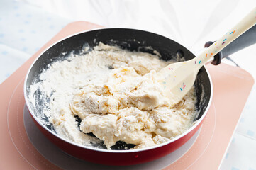 フォカッチャの材料をヘラで混ぜる