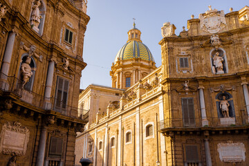 Obraz premium People stroll through Quattro Canti square in Palermo as golden light illuminates the baroque facades. This photo captures architectural elegance and the charm of urban exploration in Sicily