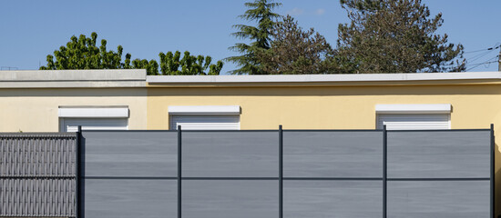 Brise-vue en aluminium d'une maison