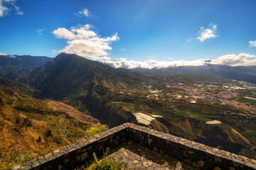 Blick von einer Aussichtsplattform in die Caldera de Taburiente und auf die Stadt Los Llanos auf La Palma