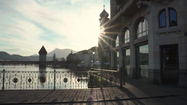 Am Morgen liegt Luzern still unter einem sanften Licht. Die Sonne steigt &uuml;ber den Bergen auf, taucht die Altstadt, den See und die Kapellbr&uuml;cke in goldene T&ouml;ne &ndash; ein friedlicher Start in den Tag.




