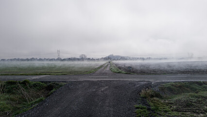 Niebla Matutina Sobre Carretera y Campos de Labranza