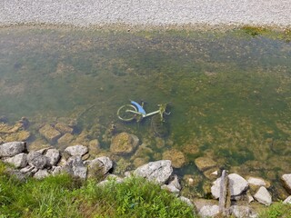 Entsorgtes Fahrrad in der Isar