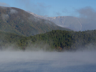 湖面に漂う朝霧　長野県大町市　青木湖