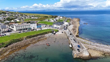 survol de la péninsule de mullaghmore en Irlande par une journée d'été