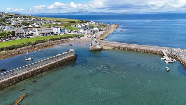 survol de la p&eacute;ninsule de mullaghmore en Irlande par une journ&eacute;e d'&eacute;t&eacute;