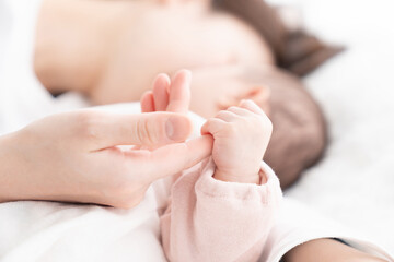 お母さんと赤ちゃんの手