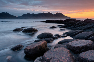 Obraz premium Mountain peak in beside tidal rocks
