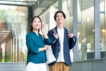 オフィスで働く若いビジネスマン　撮影協力:スカパー東京メディアセンター