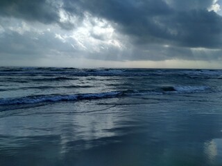 Paz en la playa vacía 