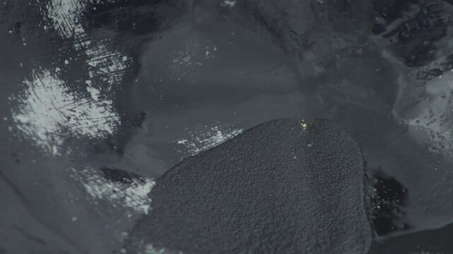 oro en batea de mujer en la orilla del rio