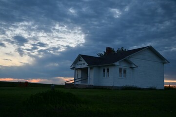Obraz premium Sunset Over Wooden Building