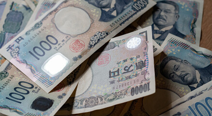 乱雑に置かれた色々な紙幣